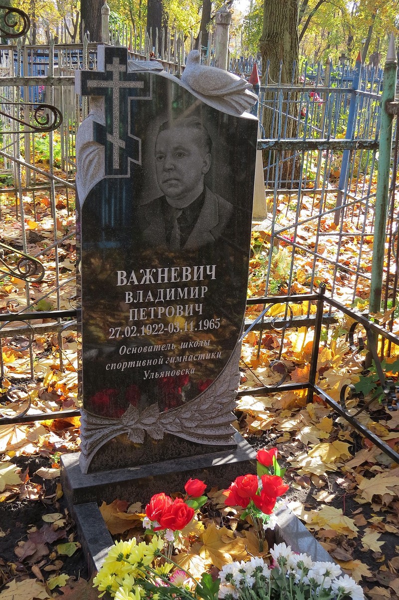 В Ульяновске ветераны спорта установили памятник на могиле учителя спустя 51 год после его гибели