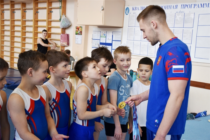 Мастер-класс с чемпионом: Владислав Поляшов встретился с юными спортивными гимнастами Чувашии