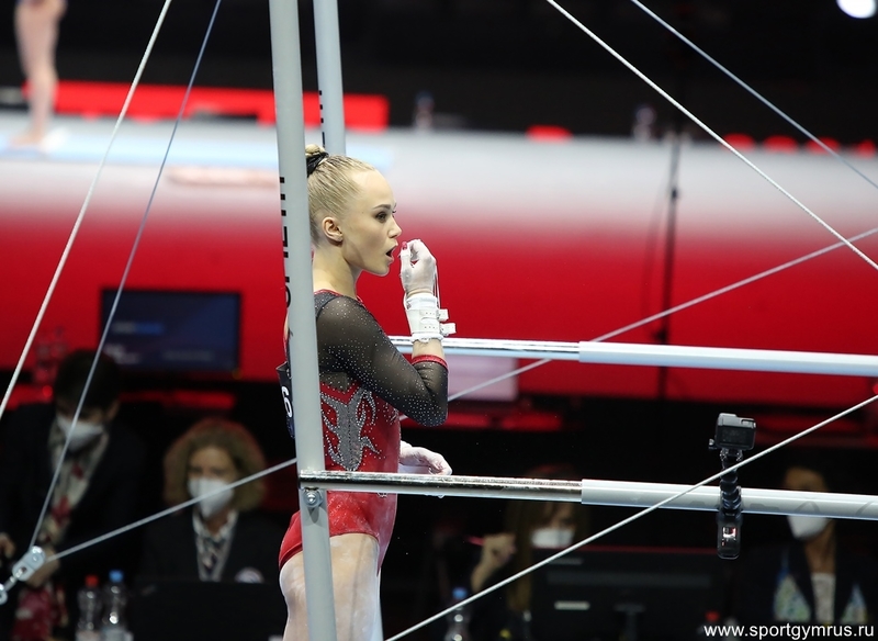 «НА БРУСЬЯХ ИРЛАНДКУ ОТОРВАЛО, ОНА УПАЛА НА ШЕЮ». МЕЛЬНИКОВА РАССКАЗАЛА О ЗАМИНКЕ ПЕРЕД ВЫСТУПЛЕНИЕМ НА ЧЕ